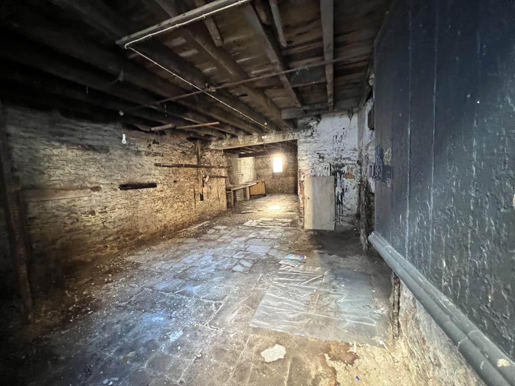 Lot: 27 - TOWN CENTRE DEVELOPMENT OPPORTUNITY WITH APPROVED PLANNING PERMISSION - General view of internal downstairs